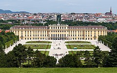 Schloss Schönbrunn Wien 2014 (Zuschnitt 2) .jpg