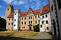 Annähernd quadratisches Schloss (Hinteres Schloss) mit Schildmauer zwischen Nordwestturm und ruinösem Westflügel (Rittersaal), bedeutsame Wand- und Deckenmalereien in der sogenannten Trinkstube des Südwestturms, Vorburg mit ihren Gebäudeteilen: südwestlichem Bau, viertelkreisförmiger Bastion und Torhaus, Gewächshaus/ Orangerie, Ruine eines an die Orangerie angebauten, eingeschossigen Baus, Mausoleum der Familie von Pflugk, Nebengebäude (Wächterhaus) sowie Einfriedungsmauern oder Stützmauern innerhalb der Anlage und als äußere Parkbegrenzungsmauer (Einzeldenkmale der Sachgesamtheit 09302380)