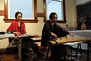 Kotóval zenélő japánok