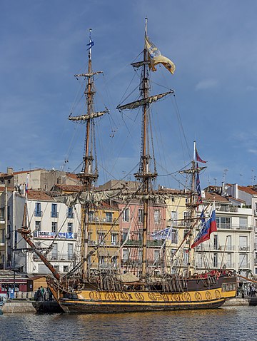 Shtandart, uma fragata russa atracada no porto de Sète durante o evento “Escale à Sète 2016”. Ela é uma réplica do primeiro navio da frota russa do Báltico. A primeira nau capitânia da Marinha Imperial Russa que esteve em serviço até 1727. A tripulação original em 1703 estava entre 120 e 150 homens, e a tripulação moderna é composta por 30 estagiários e 10 oficiais. (definição 4 798 × 4 798)