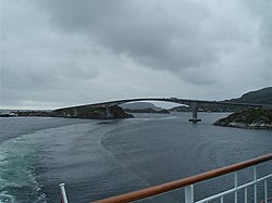 Stokkøybroen over Linesfjorden til Stokkøya.