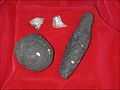 Herramientas de piedra del desarrollo olduvayense procedentes de la D de Cooper: martillo de piedra, objeto de esquisto de utilidad desconocida y lascas de cuarzo