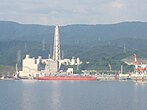 西側の敦賀港から望む敦賀火力発電所（2011年7月）