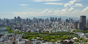 手前は天満、奥は左から中之島・堂島・梅田の高層ビル群 （大川より手前は都島区）