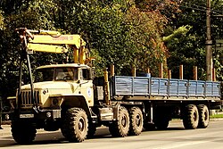 Ural-4420 mit Sattelauflieger und Ladekran (2009)