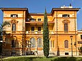 La facciata sud, originariamente la facciata principale della villa storica, con la sua loggia d'ingresso