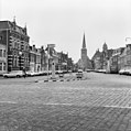 De Voorstraat met links in beeld het nieuwe gebouw van het Klaarkampster Weeshuis.
