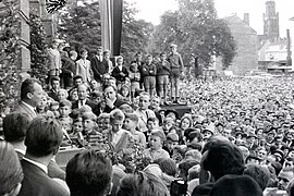 Willy Brandt besuchte am 30. Juni 1961 mit einer Delegation Krefeld. Vor dem Eingangsportal vom Kaiser-Wilhelm Museum hielt er eine Rede. Im Hintergrund ist die Dionysius-Kirche zu sehen.