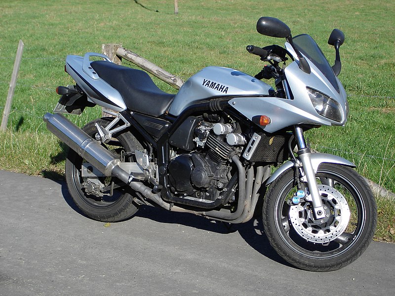 Мотоцикл     800px-Yamaha_FZS600_Fazer_%28RJ02%29