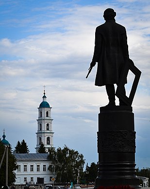 46. Колокольня Спасского собора и памятник Шишкину, Елабуга Автор — Carololga