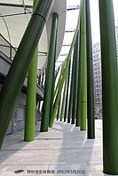 Blick auf den zweireihigen Ring aus grünen Stahlstützen (von Bambuswäldern inspiriert)