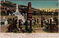 青岛欧人公墓，左侧后方为叶世克墓，中央为前第三营营长约翰内斯·克里斯特（1902年卒于青岛）之墓，右侧为传教士、汉学家花之安（1899年卒于青岛）之墓
