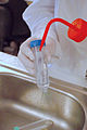 一名研究員正使用洗瓶清洗容器