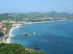 Gros Islet اور Rodney Bay جیسا کہ Pigeon Island سے دیکھا گیا ہے۔