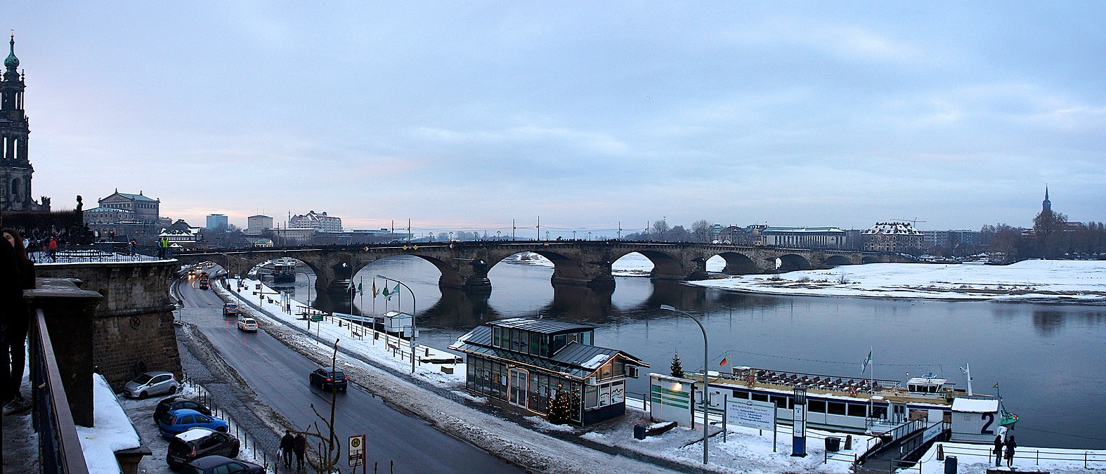 Deutsche Brücke, ehemalige Furt (in Höhe des Häuschens der "Weißen Flotte") und Ort der ehemaligen sorbischen Holzbrücke (etwa am rechten Bildrand). Deutlich ist die Schieflage der Steinbrücke zu erkennen, welche im Erbauungszeitraum (Ende des 12. Jahrhunderts) mit der sorbischen Holzkonstruktion am idealen Ort konkurrierte. Zustand 2012.