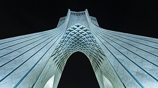 La tour Azadi de nuit en contre-plongée.
