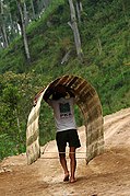 Vendeur de cloison de bambou gedek près de Magelang.