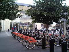 Station de Bicloo no 70, Gare Sud. Un des Bicloo a sa selle retournée (demande de maintenance).