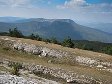 La Bojka masivo, vidata de sur la norda rando de la Jalta altebenaĵo de la sud-orienta flanko. La tri elstaraj rokaj pintoj de maldekstre dekstren estas Kuŝ-Kaja, Karaul-Kaja kaj Sotira.