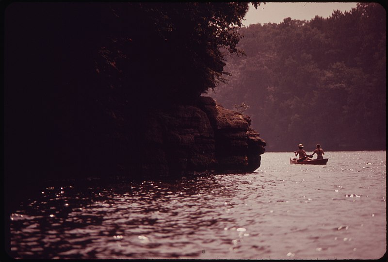File:CANOEING ON THE WISCONSIN RIVER AT WISCONSIN DELLS, A POPULAR RECREATION AREA - NARA - 550822.jpg