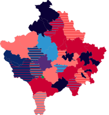 Carte figurant les partis arrivés en tête par municipalité, et ceux suivant en hachuré si distancés de moins de 5 % des voix.