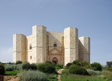 Castel del Monte v Apuliji (1240-ta)