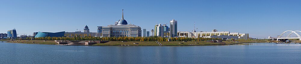Панорама нового административно-делового центра с правого берега реки Есиль
