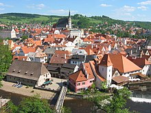 Výhled z krumlovského zámku na Vnitřní město a čtvrť Horní Brána.