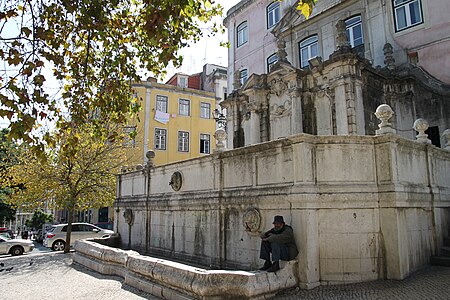 Fontaine d'Esperança à Lisbonne, 1768, avec une structure à deux étages, chacun avec un bassin (celui du bas sert d'abreuvoir pour les animaux, celui du haut est destiné aux êtres humains).