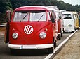 Un Volkswagen Combi Split Samba à la tête de ses semblables lors d'un meeting de collectionneurs.