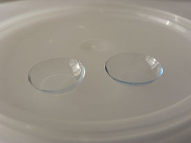 A pair of contact lenses, positioned with the concave side facing upward Contactlenzen Confortissimo.JPG