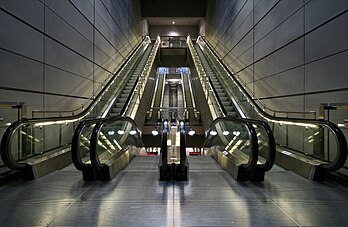 Escalators dans une station de métro de Copenhague. (définition réelle 3 486 × 2 269)