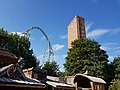 Nachgebauter Turm des Kärnan mit beinhalteter Achterbahn "Der Schwur des Kärnan" im Hansa-Park