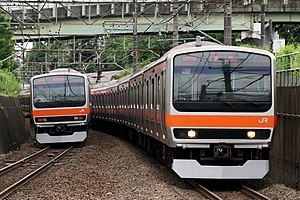 武蔵野線内を走行するE231系電車