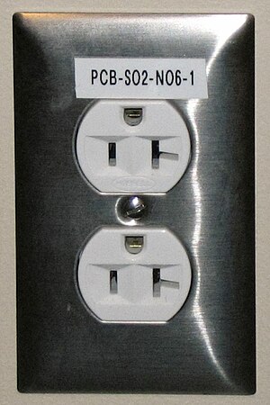 5–20R T-slot receptacle mounted with the groun...