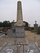 Monument aux morts dans le cimetière.