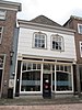 Winkel met boven woning met Jugendstil elementen