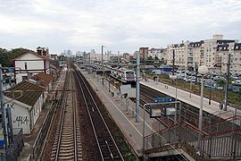 Les gares de banlieue font partie du vécu quotidien de millions d'habitants de l'agglomération parisienne. Ici, la gare de Houilles (Yvelines) en banlieue nord-ouest.