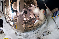 Селфи Скота Келија током свог првог изласка у шетњу свемиром