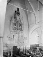 Het interieur vóór 1937, met het toen witgeschilderde orgel.