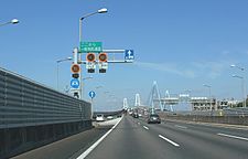海上部の東海IC（画像左）と飛島IC（同右）。高速道路から国道302号の一般有料道路区間に入るため、「ここから一般有料道路」、通過後は「ここから高速道路」の案内標識が提示される[286]。一般有料区間導入部は13種類の標識を提示して高速道路と同条件で走行できるように規制をかける[33]。
