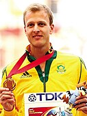 Johan Cronje (hier bei der Siegerehrung mit seiner WM-Bronzemedaille von 2013) – diesmal als Achter seines Semifinales in 3:36,59 min ausgeschieden