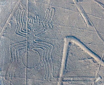 Vista aérea da "Aranha", um dos geoglifos mais conhecidos das Linhas de Nazca, localizados no Deserto de Sechura no sul do Peru. Os geoglifos deste Patrimônio da Humanidade segundo a UNESCO (desde 1994) estão espalhados por um platô de 80 km entre as cidades de Nazca e Palpa e têm a idade, segundo diferentes estudos, entre 500 a.C. e 500 d.C. (definição 5 563 × 4 555)