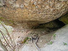 Stollen-Eingangsbereich und überhängende Felsen