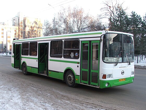 Autobuso n-ro 54 sur strado di Suvorov.