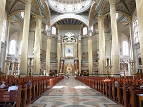 El interior de la basílica de Nuestra Señora de Licheń refleja claramente las formas eclesiales clásicas de Europa occidental