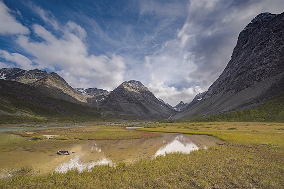 The Lyngen protected area is a mountainous area that includes glaciers, mores, valleys and geological instances. The biodiversity, cultural heritage and cultural impact characterizes the landscape. Conservation of natural resources in the field of landscaping is important for Sámi culture. The area is available for reindeer husbandry. Foto: Siri Uldal