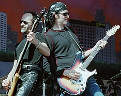 חברי הלהקה הגיטריסט ברוס קוליק והבסיסט מל שאקר במהלך הופעה ב-2002