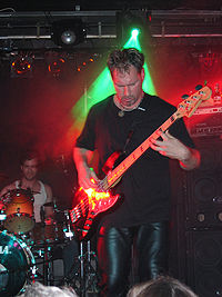 Ed Platt soittaa bassoa vuonna 2005. Taustalla on rumpali Sean Flanegan.