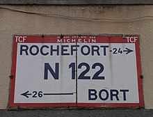 Michelin-Wegweiser von 1928 an einer Häuserwand